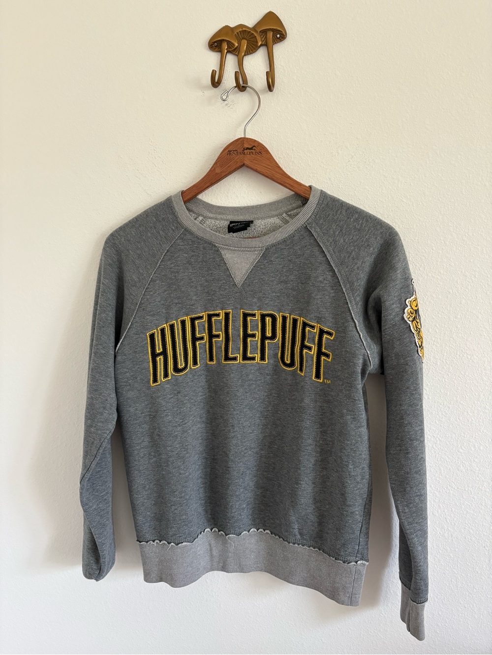 Universal Studios Wizarding World of Harry Potter Hufflepuff Grey Crew Sweater S